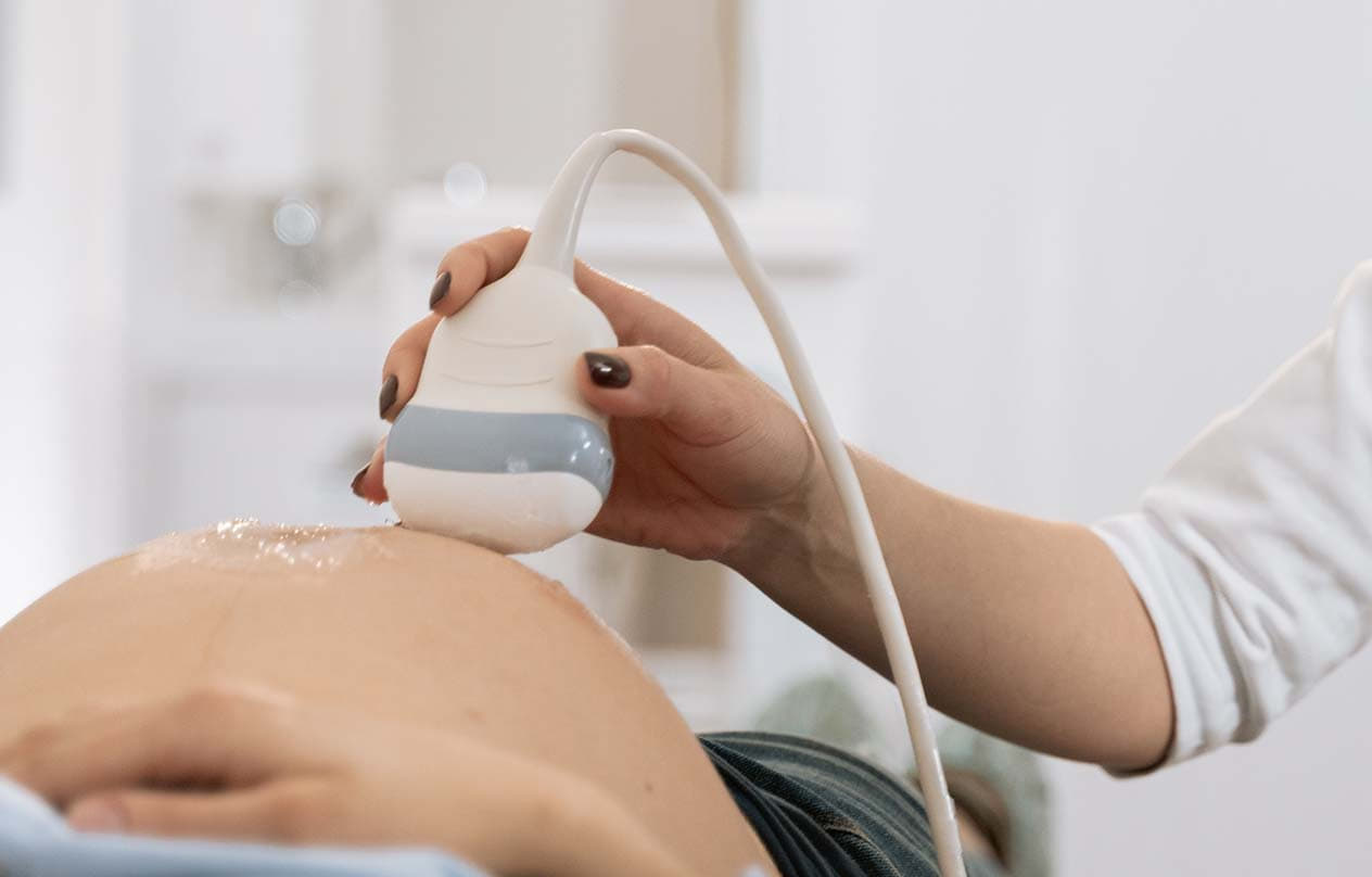Einer schwangeren Frau beim Ultraschall